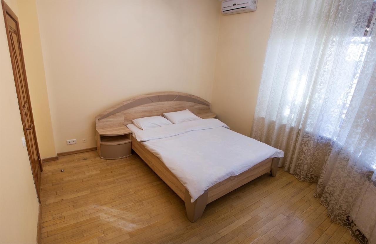 Two Bedroom Apartment With Balcony Kiev Dış mekan fotoğraf